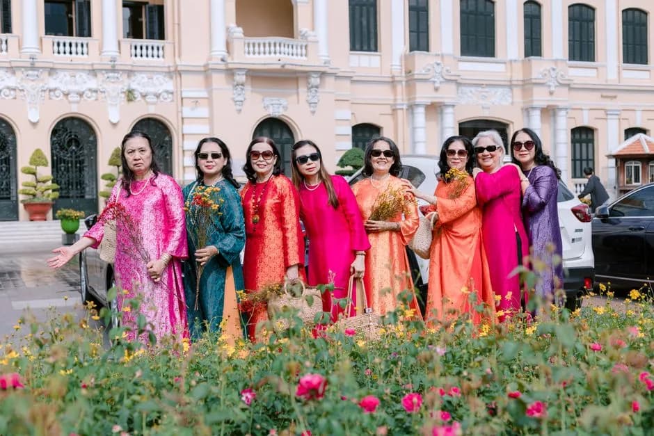 women travelers group