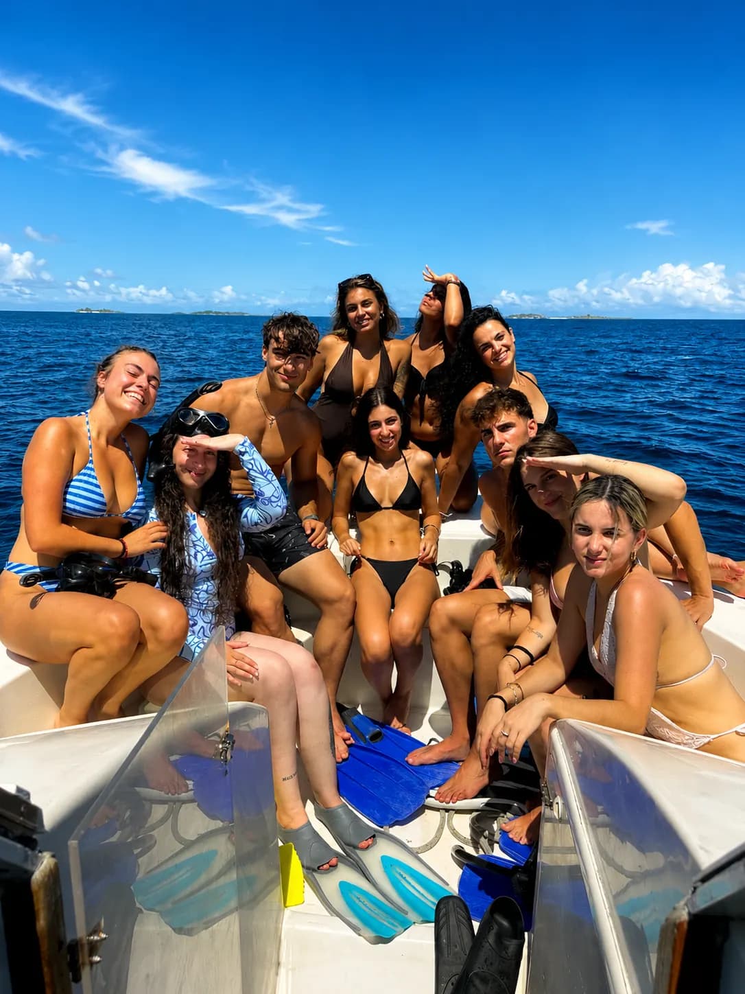 El grupo a bordo del barco entre isla e isla